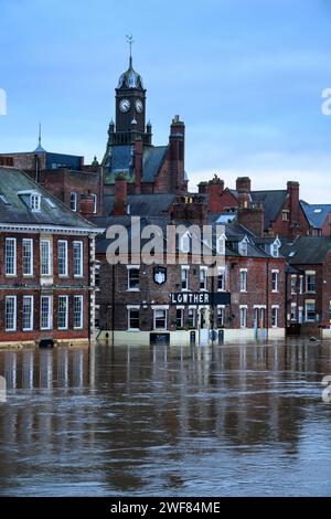 La rivière Ouse a éclaté ses rives après de fortes pluies (le bord de la rivière submergé sous de hautes eaux, les locaux de pub inondés) - York, North Yorkshire, Angleterre, Royaume-Uni. Banque D'Images