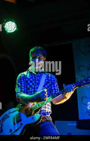 Graham Lambert jouant de la guitare à la réunion Inspiral Carpets de Manchester comeback au Band on the Wall le 7 juin 2014 Banque D'Images