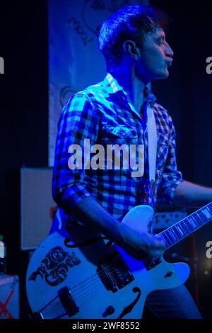 Graham Lambert jouant de la guitare à la réunion Inspiral Carpets de Manchester comeback au Band on the Wall le 7 juin 2014 Banque D'Images