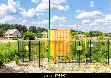 Station de distribution de gaz domestique pour maisons privées. Equipement de pompage de gaz naturel. Texte en russe : 'inflammable, gaz' Banque D'Images