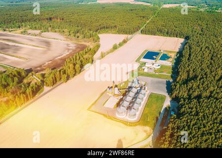 Vue surélevée Granary moderne, complexe de séchage des grains, silos de grains commerciaux ou de semences dans un paysage rural ensoleillé de printemps. Silos sécheurs de maïs, grain intérieur Banque D'Images