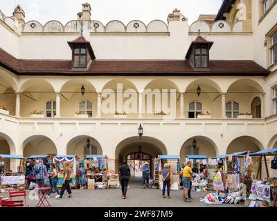 Marché local dans la cour de la vieille mairie, Bratislava, Slovaquie Banque D'Images