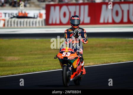 Le pilote turc Moto3 Deniz Oncu de Red Bull KTM AJO s'excuse à la fin de la course du Grand Prix à Cheste, Valence, Espagne. Novembre 2023 Banque D'Images