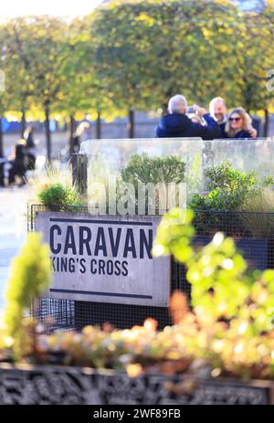 Restaurant branché Caravan sous le soleil d'hiver sur Granary Square, à Kings Cross, au nord de Londres, Royaume-Uni Banque D'Images