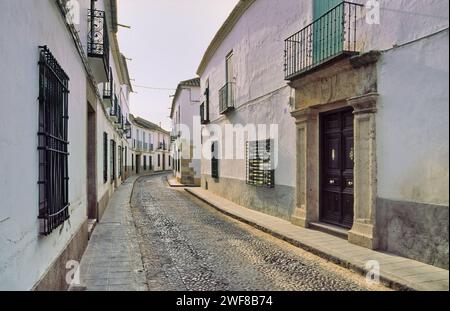 Rue pavée dans la petite ville d'Almagro, Castille la Manche, Espagne Banque D'Images