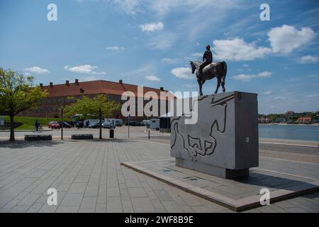 Sonderborg, Danemark 16 mai 2023, statue équestre de Hans par devant le château de Sonderborg Banque D'Images