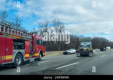 Accident de voiture et de camion sur l'autoroute avec camion de pompier, Pennsylvanie, États-Unis Banque D'Images