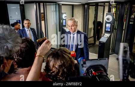 LA HAYE - Geert Wilders (PVV) arrive pour une conversation avec l'informateur Ronald Plasterk. Les représentants des factions PVV, VVD, NSC et BBB négocient la formation du cabinet. ANP ROBIN UTRECHT netherlands Out - belgique Out Banque D'Images