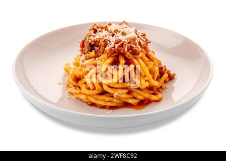 Pâtes spaghetti carrées garnies de ragoût de sauce tomate rouge avec de la viande et du parmesan râpé dans une assiette blanche isolée sur blanc avec chemin de coupe Banque D'Images