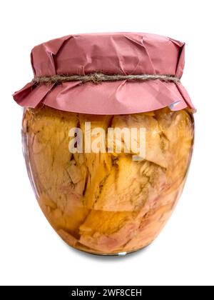 Filets de thon à l'huile dans un bocal en verre avec bouchon enveloppé de papier rose et attaché avec ficelle, isolé sur blanc avec chemin de détourage inclus Banque D'Images