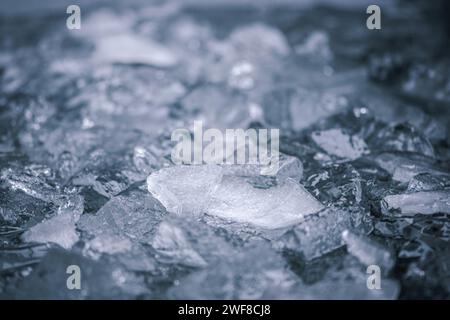 Fond de fonte de l'eau froide et des glaçons. Concept de réchauffement de la planète ou de changement climatique. Thérapie par le froid, techniques de respiration, méthode Wim Hof, méditation Banque D'Images