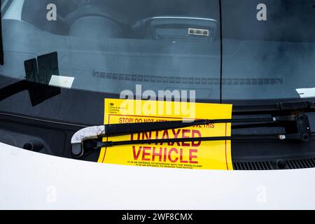 Un panneau pour un véhicule stationné non taxé sur un pare-brise à Newquay en Cornouailles au Royaume-Uni. Banque D'Images
