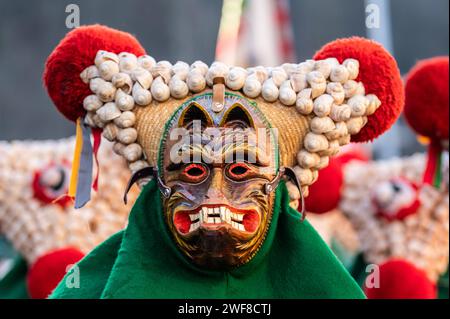 Elzacher Schuttige beim Umzug des Viererbundes der Narrenzünfte aus Rottweil, Überlingen, Elzach und Oberndorf in der Innenstadt von Oberndorf. Oberndorf am Neckar Baden-Württemberg Deutschland *** Elzacher Schuttige au défilé du Vierererbund der Narrenzünfte de Rottweil, Überlingen, Elzach et Oberndorf dans le centre-ville d'Oberndorf Oberndorf am Neckar Baden Württemberg Allemagne Banque D'Images