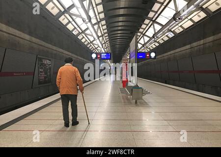 Ver.di ruft t in fast allen Bundeslaendern zu Warnstreiks im OEPNV auf ARCHIVFOTO Ein alter Mann geht am stock auf einem leeren Bahnsteig der U-Bahn in Muenchen / Messestadt Ost und wartet auf die naechste U-Bahn,Zug. Personennahverkehr OEPNV.,Nahverkehr, *** Ver di appelle à des grèves d'avertissement dans les transports publics dans presque tous les États allemands PHOTO D'ARCHIVES un vieil homme marche sur un bâton sur une plate-forme vide du métro à Munich Messestadt Ost et attend le prochain métro, les transports publics locaux, Banque D'Images