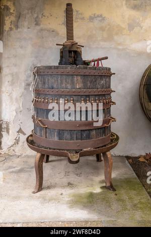 Un ancien pressoir à vin est exposé à l'entrée d'un domaine viticole toscan dans la zone de production de vin italien Chianti Banque D'Images