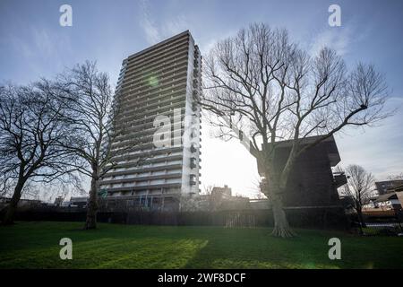 Londres, Royaume-Uni. 28 janvier 2024. La Maydew House de Bermondsey a été démolie après des années de perturbation des résidents expulsés et des milliers de livres dépensées pour entretenir le bloc vide. En 2015, les résidents ont été forcés de quitter le bloc de 26 étages Abbeyfield Estate sous réserve que l'amiante soit enlevé, les appartements remis à neuf et les familles expulsées y retournent. Mais lors d'une réunion le 9 novembre 2022, un officier du conseil aurait dit aux habitants d'Abbeyfield que le conseil de Southwark recevra une recommandation pour démolir le bâtiment Bermondsey de 144 appartements. Crédit : Guy Corbishley/Alamy Live News Banque D'Images