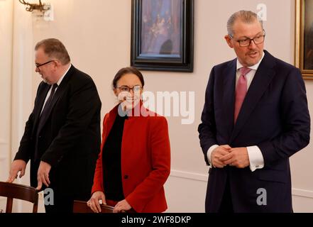 Prof. Dr.-Ing. Siegfried Russwurm. Präsident BDI, Yasmin Fahimi, Vorsitzende des Deutschen Gewerkschaftsbundes DGB, Rainer Dulger, Präsident der Bundesvereinigung der Deutschen Arbeitgeberverbände BDA, Deutschland, Berlin, Schloss Bellevue, Gespräch zum gesellschaftlichen Zusammenhalt in Deutschland mit Vertreterinnen und Vertreterinnen und Vertreterinnen und Vertretern von Betriebsräten Ruswie von Wirtschaftsverbänden Russwie di Russwie von Yasmin Fahimi, Présidente de la Confédération allemande des syndicats DGB , Rainer Dulger, Président de la Confédération des Banque D'Images