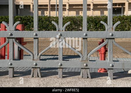 balustrade en fer forgé, ancienne porte d'usine avec des éléments allégoriques fixés avec des rivets, la peinture empêche la rouille qui tend à créer sur ces fer Banque D'Images