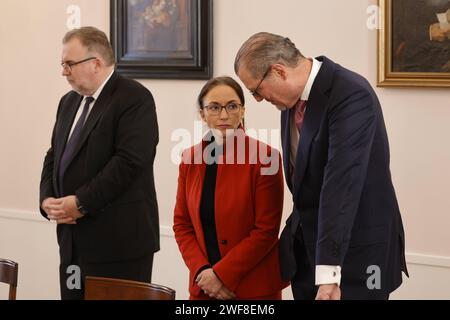 Prof. Dr.-Ing. Siegfried Russwurm. Präsident BDI, Yasmin Fahimi, Vorsitzende des Deutschen Gewerkschaftsbundes DGB, Rainer Dulger, Präsident der Bundesvereinigung der Deutschen Arbeitgeberverbände BDA, Deutschland, Berlin, Schloss Bellevue, Gespräch zum gesellschaftlichen Zusammenhalt in Deutschland mit Vertreterinnen und Vertreterinnen und Vertreterinnen und Vertretern von Betriebsräten Ruswie von Wirtschaftsverbänden Russwie di Russwie von Yasmin Fahimi, Présidente de la Confédération allemande des syndicats DGB , Rainer Dulger, Président de la Confédération des Banque D'Images