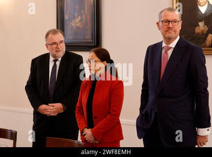 Prof. Dr.-Ing. Siegfried Russwurm. Präsident BDI, Yasmin Fahimi, Vorsitzende des Deutschen Gewerkschaftsbundes DGB, Rainer Dulger, Präsident der Bundesvereinigung der Deutschen Arbeitgeberverbände BDA, Deutschland, Berlin, Schloss Bellevue, Gespräch zum gesellschaftlichen Zusammenhalt in Deutschland mit Vertreterinnen und Vertreterinnen und Vertreterinnen und Vertretern von Betriebsräten Ruswie von Wirtschaftsverbänden Russwie di Russwie von Yasmin Fahimi, Présidente de la Confédération allemande des syndicats DGB , Rainer Dulger, Président de la Confédération des Banque D'Images