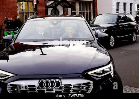 La reine Camilla arrive à la London Clinic dans le centre de Londres où le roi Charles III récupère après avoir subi une intervention pour une prostate élargie. Date de la photo : lundi 29 janvier 2024. Banque D'Images