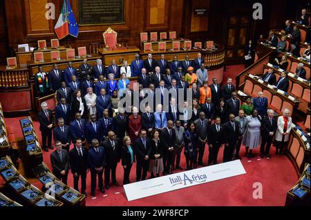 Rome - Sénat Italie Sommet Afrique intitulé ItaliAfrica Un pont croissance commune dans la photo Giorgia Meloni au cours de la photo de famille usage éditorial seulement Banque D'Images