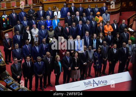 Rome - Sénat Italie Afrique Sommet intitulé ItaliAfrica Un pont croissance commune dans la photo Giorgia Meloni au cours de la photo famille usage éditorial seulement Banque D'Images