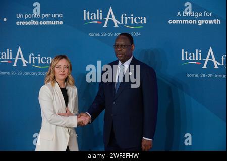 Rome - Sénat Italie Sommet Afrique intitulé ItaliAfrica Un pont croissance commune dans la photo Giorgia Meloni Macky Sall Président Sénégal usage éditorial seulement Banque D'Images