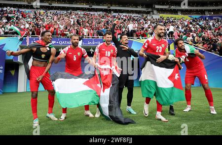 Doha, Qatar. 29 janvier 2024. Les joueurs jordaniens célèbrent la victoire du match de la ronde de 16 entre l'Irak et la Jordanie à la coupe d'Asie AFC Qatar 2023 à Doha, Qatar, le 29 janvier 2024. Crédit : CAO CAN/Xinhua/Alamy Live News Banque D'Images