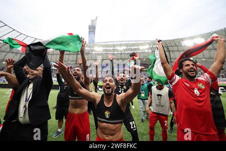 Doha, Qatar. 29 janvier 2024. L’équipe Jordanie célèbre la victoire du match de la ronde de 16 entre l’Irak et la Jordanie à la coupe d’Asie AFC Qatar 2023 à Doha, Qatar, le 29 janvier 2024. Crédit : CAO CAN/Xinhua/Alamy Live News Banque D'Images