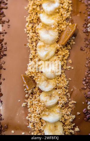 Vue rapprochée du banoffee aromatisé à la crème glacée. Flou artistique Banque D'Images