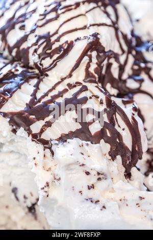 Vue rapprochée de la saveur de crème glacée stracciatella. Flou artistique Banque D'Images