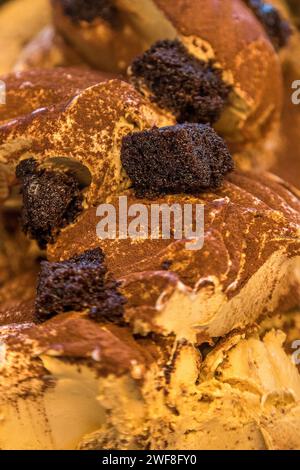 Vue rapprochée du gâteau tiramisu de saveur de crème glacée. Flou artistique Banque D'Images