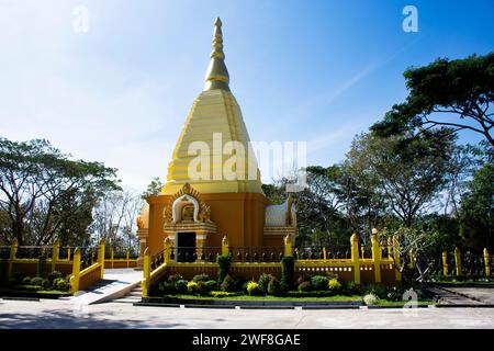 Chedi stupa contenant des reliques de Luang pu Dune Atulo du temple de Wat Burapharam pour les voyageurs thaïlandais Voyage visite respect prière bénédiction à Phano Banque D'Images