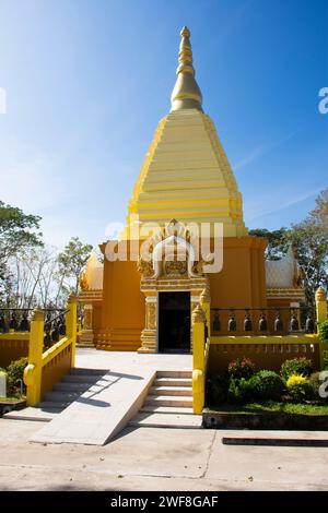 Chedi stupa contenant des reliques de Luang pu Dune Atulo du temple de Wat Burapharam pour les voyageurs thaïlandais Voyage visite respect prière bénédiction à Phano Banque D'Images