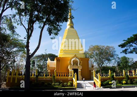 Chedi stupa contenant des reliques de Luang pu Dune Atulo du temple de Wat Burapharam pour les voyageurs thaïlandais Voyage visite respect prière bénédiction à Phano Banque D'Images