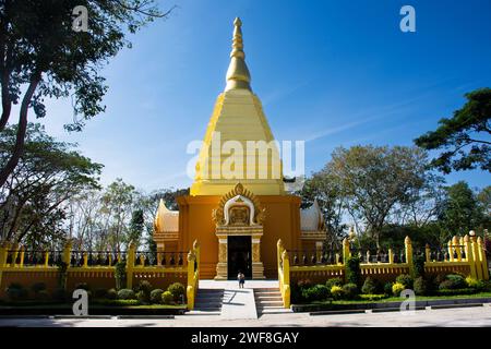 Chedi stupa contenant des reliques de Luang pu Dune Atulo du temple de Wat Burapharam pour les voyageurs thaïlandais Voyage visite respect prière bénédiction à Phano Banque D'Images