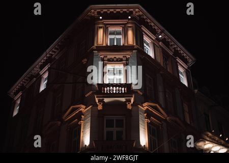 Beatiful Photgraph de bâtiment ancien à graz la nuit avec la lumière ambiante Banque D'Images