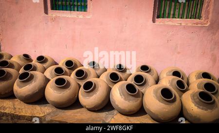 Quelques pots en argile traditionnels indiens faits à la main pour l'eau potable Banque D'Images