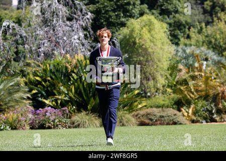 29 janvier 2024 : Melbourne, Australie : Jannik Sinner d'Italie pose avec la Norman Brookes Challenge Cup après avoir remporté la finale de l'Open des hommes d'Australie 2024, dans les jardins botaniques royaux le 29 janvier 2024 à Melbourne, Australie Banque D'Images