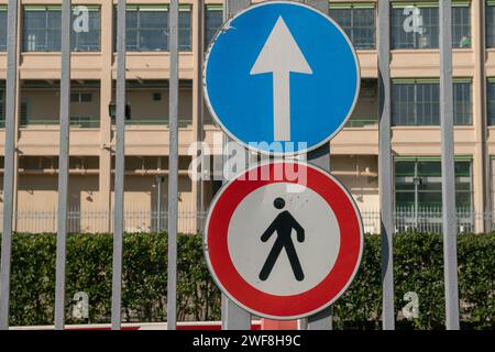 entrée indiquée par le panneau de passage piéton obligatoire avec des panneaux routiers, des marqueurs routiers dans la zone piétonne de la ville. Banque D'Images