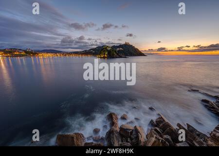 La baie de San Sebastian en Espagne avec le Monte Igueldo au coucher du soleil Banque D'Images