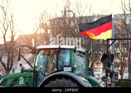 Grève du syndicat des agriculteurs contre la politique du gouvernement en Allemagne Europe. Les véhicules tracteurs bloquent la circulation routière urbaine. Machines agricoles Banque D'Images