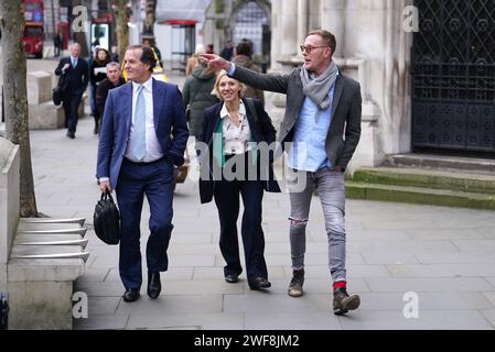 LA RETRANSMISSION DE LA LÉGENDE CORRIGE Laurence Fox (à droite) en arrivant à la Royal courts of Justice, dans le centre de Londres, après qu'un juge de la haute Cour ait jugé qu'il avait diffamé deux hommes lorsqu'il les qualifiait de « pédophiles » sur les réseaux sociaux. L'acteur devenu militant politique a été poursuivi par l'ancien administrateur de Stonewall Simon Blake et l'artiste de drag Crystal, également connu sous le nom de Colin Seymour pour des commentaires sur les médias sociaux. M. Fox contrecarre la paire, avec l'actrice Nicola Thorp. Date de la photo : lundi 29 janvier 2024. Banque D'Images