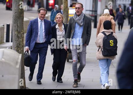 LA RETRANSMISSION DE LA LÉGENDE CORRIGE Laurence Fox (à droite) en arrivant à la Royal courts of Justice, dans le centre de Londres, après qu'un juge de la haute Cour ait jugé qu'il avait diffamé deux hommes lorsqu'il les qualifiait de « pédophiles » sur les réseaux sociaux. L'acteur devenu militant politique a été poursuivi par l'ancien administrateur de Stonewall Simon Blake et l'artiste de drag Crystal, également connu sous le nom de Colin Seymour pour des commentaires sur les médias sociaux. M. Fox contrecarre la paire, avec l'actrice Nicola Thorp. Date de la photo : lundi 29 janvier 2024. Banque D'Images