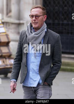 LA RETRANSMISSION DE LA LÉGENDE CORRIGE Laurence Fox arrivant à la Royal courts of Justice, dans le centre de Londres, après qu'un juge de la haute Cour ait jugé qu'il avait diffamé deux hommes lorsqu'il les qualifiait de « pédophiles » sur les réseaux sociaux. L'acteur devenu militant politique a été poursuivi par l'ancien administrateur de Stonewall Simon Blake et l'artiste de drag Crystal, également connu sous le nom de Colin Seymour pour des commentaires sur les médias sociaux. M. Fox contrecarre la paire, avec l'actrice Nicola Thorp. Date de la photo : lundi 29 janvier 2024. Banque D'Images