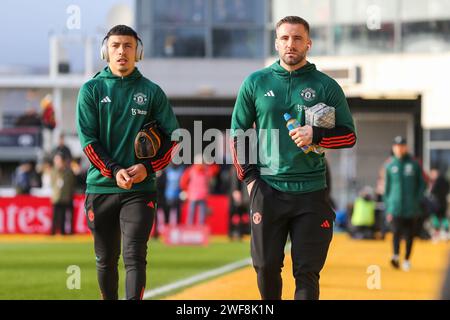 Le défenseur de Manchester United Lisandro Martinez (6 ans) et le défenseur de Manchester United Luke Shaw (23 ans) arrivent lors du match du 4e tour de la FA Cup du Newport County AFC contre Manchester United FC Emirates à Rodney Parade, Newport, pays de Galles, Royaume-Uni, le 28 janvier 2024 Banque D'Images