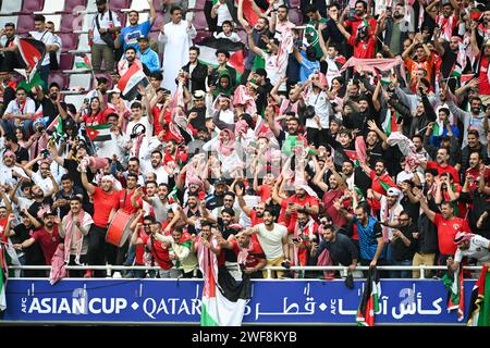 Doha, Qatar. 29 janvier 2024. Les supporters jordaniens se réjouissent après le match de la ronde de 16 entre l'Irak et la Jordanie à la coupe d'Asie AFC Qatar 2023 à Doha, Qatar, le 29 janvier 2024. Crédit : Sun Fanyue/Xinhua/Alamy Live News Banque D'Images