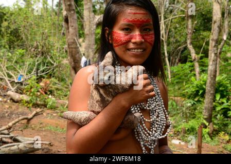 Tatuyo fille avec un cloth à gorge pâle (Bradypus tridactylus). Cette photo a été prise à Manaus, Brésil. Banque D'Images