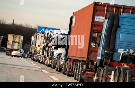 Hambourg, Allemagne. 29 janvier 2024. Les voitures et les camions sont coincés dans les embouteillages sur l'autoroute A255. Les manifestations des agriculteurs ont paralysé la circulation routière à Hambourg à plusieurs endroits, parfois pendant plusieurs heures. Crédit : Daniel Bockwoldt/dpa/Daniel Bockwoldt/dpa/Alamy Live News Banque D'Images